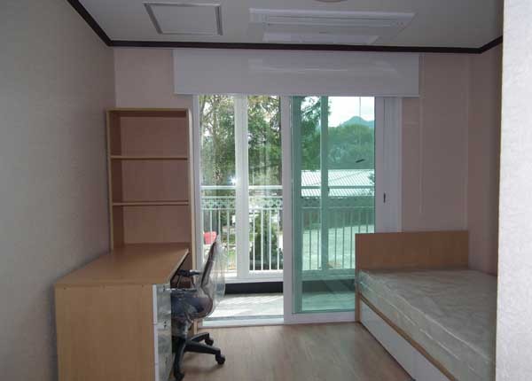 ▲ 간부들을 위한 독신자 숙소. 과거 창고를 개조해 쓰던 것과는 비교가 안 된다.