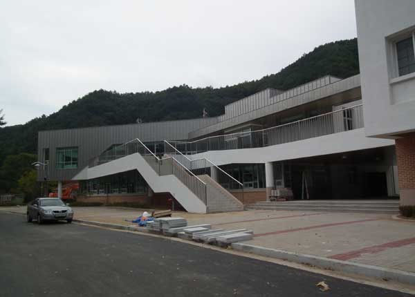 ▲ 간부들을 위한 독신자 숙소. 과거 창고를 개조해 쓰던 것과는 비교가 안 된다.