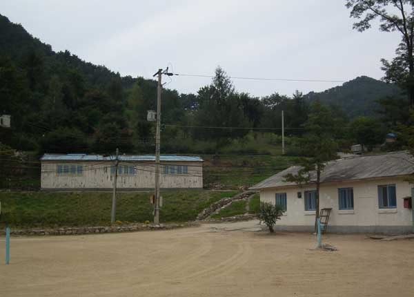 ▲ 현재 3250부대가 생활하고 있는 부대의 모습. 수십 년 전에 지은 건물에서 생활 중이다.