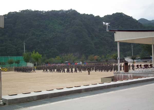 ▲ 퇴소식을 준비 중인 훈련병들. 이제는 훈련병들에게도 욕설이나 구타를 하지 않는다.
