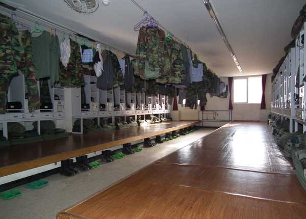 ▲ 훈련병들이 생활하는 곳. 30명이 한 생활관을 사용한다. 관물대는 10년 전 것이지만 비교적 깨끗했다.