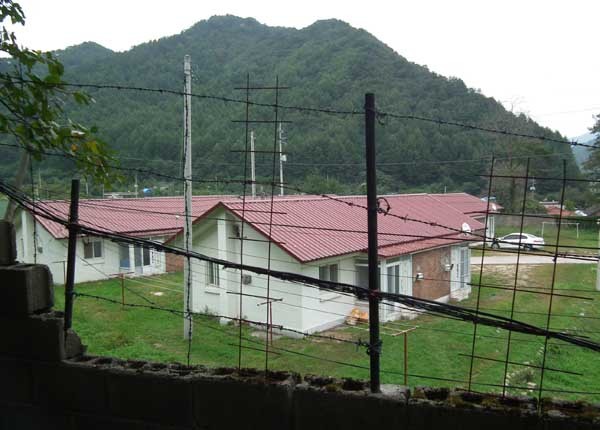 ▲ 3250부대 안에서 바라본 간부들의 관사. 20년 전에 비해서는 '약간' 좋아졌지만 여전히 열악하다.