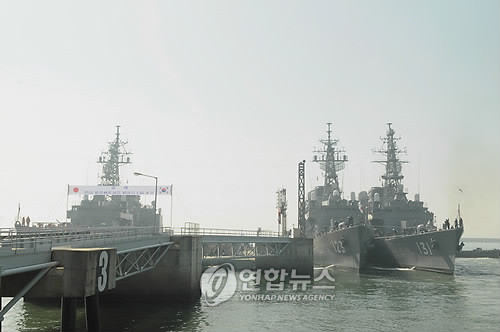 ▲ 일본 해상자위대 순양훈련부대 구축함 3척이 3박4일 방한일정으로 평택 군항에 입항했다. 일본 해상자위대 학생 장교들의 직무숙달을 위한 순양훈련 및 친선 방문차 평택 군항에 입항한 훈련부대는 하츠유키급 구축함 3척으로 구성돼 있다. 2010.2.23 (연합뉴스)