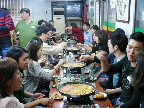 ▲ 이자스민 의원이 '빨간파티'에서 참석자들과 대화를 나누고 있다. ⓒ 전하진 새누리당 의원실