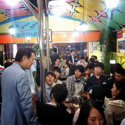 ▲ 임태희 중앙선대위 의장이 '빨간파티'에서 참석자들과 인사를 나누고 있다. ⓒ 임태희 중앙선대위 의장