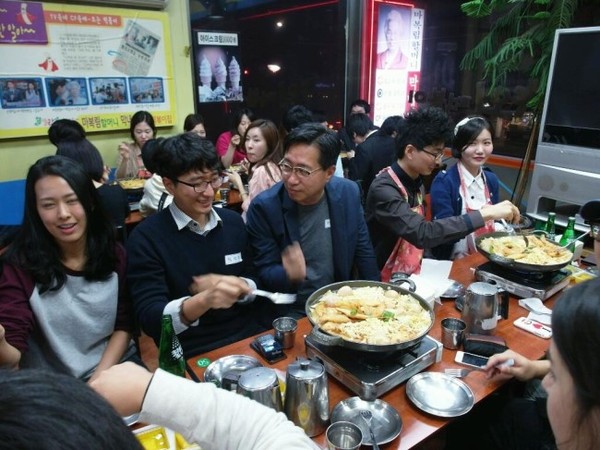 ▲ 전하진 의원이 '빨간 파티'에서 참석자들과 대화를 나누고 있다. ⓒ 전하진 새누리당 의원실