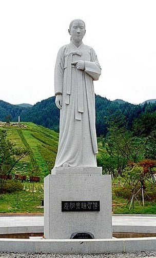 ▲ 논개의 묘 앞에 세워진 석상.