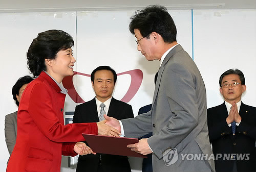 ▲ 새누리당 박근혜 대선후보가 2일 오후 서울 여의도 당사에서 가진 중앙선대위 임명장 수여식에서 유승민 부위원장에게 임명장을 준 후 악수를 하고 있다. ⓒ 연합뉴스