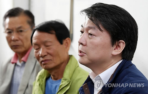 ▲ 무소속 안철수 대선 후보가 2일 오전 서울 을지로4가 한올빌딩 '총알탄 택배'를 방문해 어르신들과 이야기를 나누고 있다. 서울시의 고령자기업 육성지원 사업으로 운영중인 총알 탄 택배는 65세 이상 노인들이 지하철을 이용해 택배사업을 하는 사회적 기업이다. ⓒ 연합뉴스