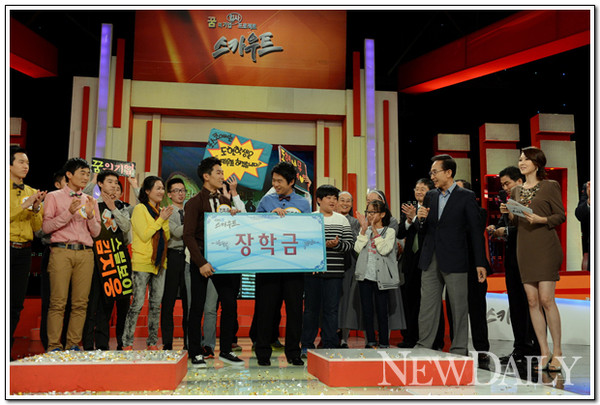 ▲ 이명박 대통령이 지난달 27일 서울 여의도 KBS에서 진행된 ‘꿈의 기업 입사 프로젝트 스카우트’ 녹화방송에 특별심사위원으로 깜짝 출연했다. ⓒ 뉴데일리