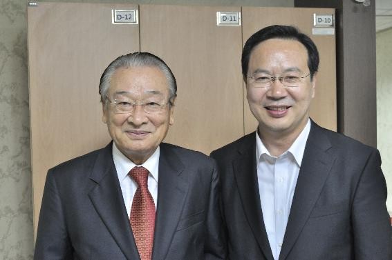 ▲ 새누리당 하영제 경남지사 예비후보(우)와 이순재 조직위원회 부위원장 ⓒ뉴데일리