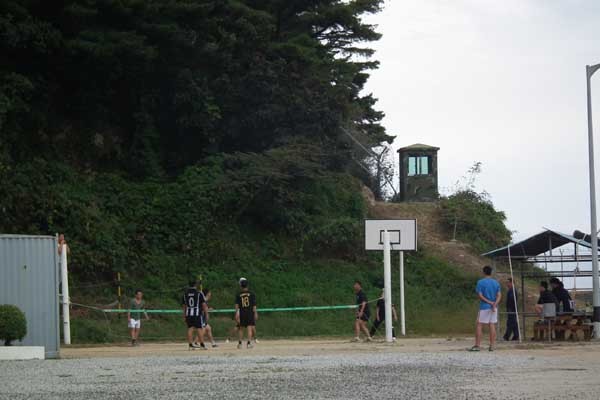 ▲ 족구를 하는 참수리 편대의 간부들.