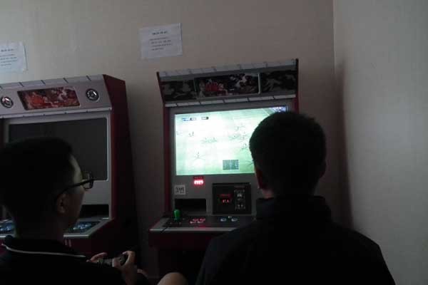 ▲ 참수리 고속정의 간부들이 족구를 하는 동안 병사들은 게임을 하고 있었다.