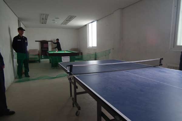 ▲ 막사 내의 당구대와 탁구대. 과거에 비해서는 좋아졌지만 다른 부대에 비하면 낙후한 시설이다.