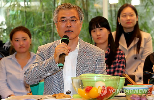 ▲ 민주통합당 문재인 대선후보가 3일 서울시 마포구 서교동의 인문카페 창비에서 온라인 여성모임 회원들과 만나 대화를 하고 있다. ⓒ 문재인 민주통합당 대선후보