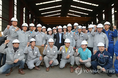 ▲ 무소속 안철수 대선 후보가 3일 오후 전남 영암군 삼호읍 대불국가산업단지 내 유일1공장을 방문, 내부시설을 둘러본 뒤 근로자와 기념촬영을 하고 있다. 2012.10.3 ⓒ 연합뉴스