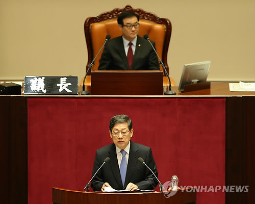 ▲ 김황식 국무총리가 4일 국회 본회의에서 이명박 대통령의 내년도 예산안에 대한 시정연설을 대독하고 있다. ⓒ 연합뉴스