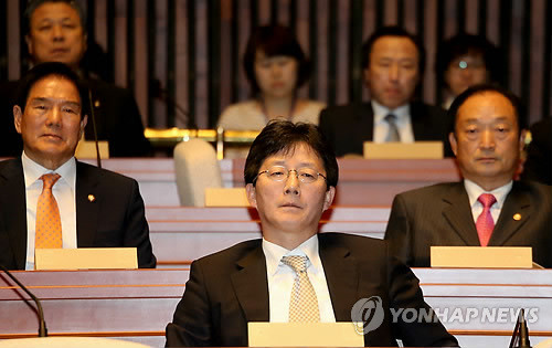 ▲ 새누리당 중앙선대위 부위원장인 유승민 의원이 4일 비공개 의원총회에서 박근혜 대선후보를 제외한 당지도부와 선대위원, 당직자 등의 총사퇴를 촉구한 것으로 알려졌다. ⓒ연합뉴스