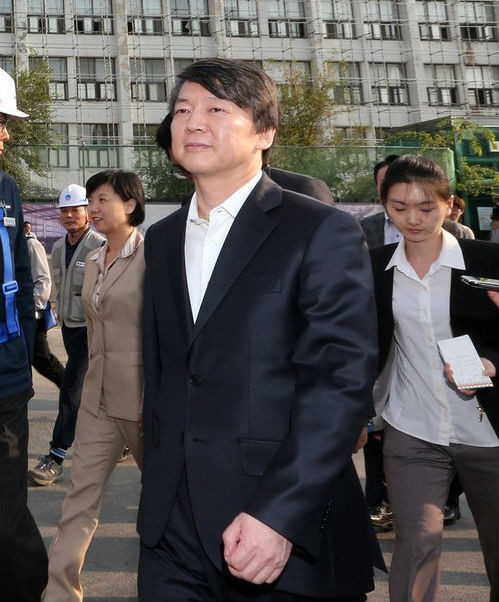 ▲ 안철수 대선후보가 4일 오후 광주 동구 옛 전남도청 자리에 들어서는 국립아시아문화전당 건설 현장을 방문, 전시관으로 이동하고 있다. ⓒ연합뉴스