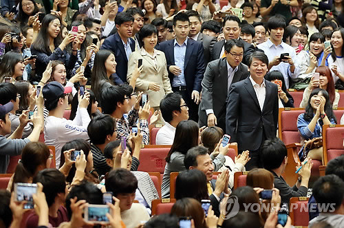 ▲ 무소속 안철수 대선 후보가 4일 오후 광주 동구 서석동 조선대학교에서 초청 강연회를 갖기 위해 해오름홀에 들어서고 있다. 2012.10.4 ⓒ 연합뉴스