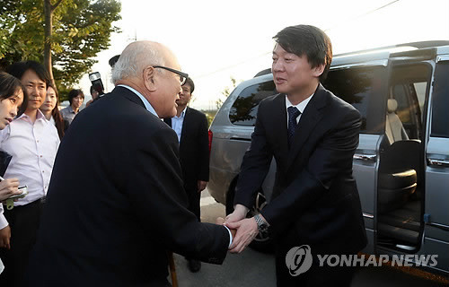 ▲ 무소속 안철수 대선 후보가 4일 오후 광주 광산구 신룡동 5·18 민주항쟁 당시 시민군 대변인 역할을 했던 윤상원 열사 생가를 방문해 마중나온 윤열사 아버지 윤석동씨와 인사하고 있다. 2012.10.4 ⓒ 연합뉴스