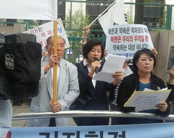 ▲ 레이디블루 권유미 대표가 성명서를 낭독하고 있다. ⓒ 라이트뉴스