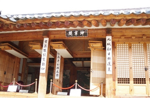 ▲ 1895년10월8일 새벽 일본인들에게 살해된 명성황후의 침실 곤령합. 일본이 1907년 철거한 건청궁을 2007년 복원했다.