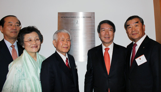 ▲ ‘이승만 홀’동판 앞에 선 김종석 홍익대 교수, 이인수 명지대 명예교수 부부, 정운찬 전 국무총리, 이기수 전 고려대 총장(왼쪽부터). /연합뉴스