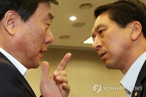 ▲ 새누리당 김기현 원내수석부대표(우)와 민주통합당 박기춘 원내대표가 심각한 표정으로 대화하고 있다. ⓒ연합뉴스