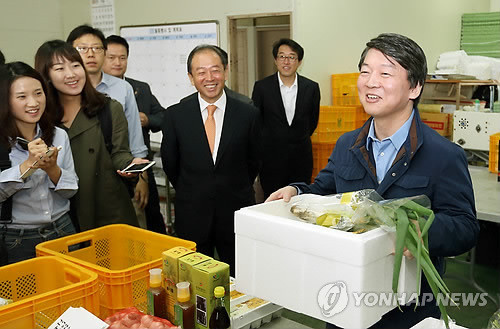▲ 무소속 안철수 대선 후보가 5일 오전 전북 완주 고산면 완주로 커뮤니티비즈니스(CB)센터 로컬푸드 집하장에서 지역농산물을 살펴보고 있다. 로컬푸드는 장거리 운송을 거치지 않은 지역농산물을 말한다. 2012.10.5 ⓒ 연합뉴스
