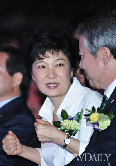 ▲ 박근혜 새누리당 대통령 후보는 5일 김대중 정부에서 비서실장을 지낸 한광옥 전 상임고문이 대선캠프에 합류한데 대해 