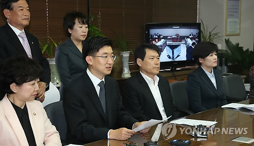 ▲ 국회 교과위 소속 새누리당 의원들이 5일 서울 세종로 정부중앙청사 교육부 국정감사 의원대기실에서 '사실관계 왜곡으로 박근혜 후보를 흠집내는 야당의 정치공세는 즉각 중단돼야 한다'는 취지의 기자회견을 하고 있다. ⓒ연합뉴스