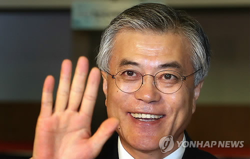 ▲ 민주통합당 문재인 대선후보가 6일 오후 인천 송도컨벤시아에서 열린 제35차 전국여약사대회에서 참석자들을 향해 손을 들어 인사하고 있다. ⓒ 연합뉴스