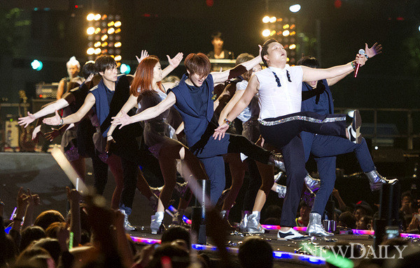 ▲ 4일 밤 10시 서울광장에서 열린 콘서트에서 싸이는 비록 빌보드 차트 1위를 차지하진 못했지만 팬들의 성원에 보답하기 위해 무대에 올랐다. ⓒ 뉴데일리