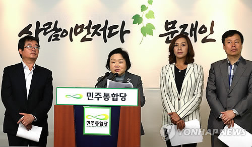 ▲ 민주통합당 문재인 대선후보의 멘토단장인 인재근 의원이 7일 오전 서울 영등포 당사에서 멘토단의 명단을 발표하고 있다. 문학계와 시민사회 인사를 중심으로 한 이번 멘토단 1차 명단에는 시인 신경림, 소설가 공지영 씨 등이 포함됐다. 왼쪽부터 안도현 공동 선대위원장, 인재근 멘토단장, 시민캠프 유정아 대변인, 멘토단 도종환 의원. ⓒ 연합뉴스