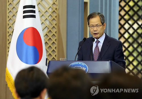 ▲ 천영우 외교안보수석 비서관이 7일 오후 청와대 춘추관에서 '새로운 미사일 정책선언'을 발표하고 있다. 앞으로 우리나라 탄도 미사일의 사거리가 기존 300㎞에서 800㎞로 늘어나고, 항속거리 300㎞ 이상인 무인 항공기(UAV) 탑재 중량도 500㎏에서 최대 2.5t으로 증가된다. 2012.10.7 ⓒ 연합뉴스