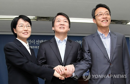 ▲ 안철수 무소속 대통령 후보(가운데)가 7일 오후 서울 종로구 공평동 선거캠프인 '진심캠프'에서 이날 캠프에 합류한 김성식 전 새누리당 의원을 소개하며 손을 마주잡고 있다. 왼쪽은 박선숙 선대본부장.  ⓒ 연합뉴스