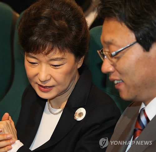 ▲ 새누리당 박근혜 대통령 후보와 김성식 전 의원이 지난해 11월 국회에서 열린 `국민 중심의 한국형 고용복지 모형 구축 관련 정책 세미나'에서 대화를 나누고 있다. ⓒ 연합뉴스