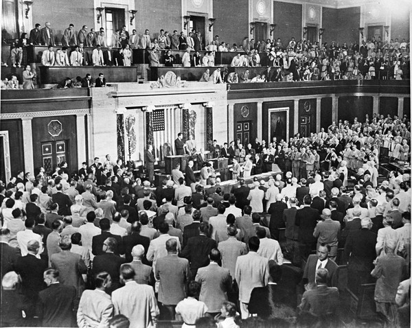 ▲ 한미안보동맹을 체결한 이승만대통령이 최초의 국빈방문한 미국 의회에서 행한 연설은 한미동맹의 기념비적인 역사성을 만천하에 공포한 것. 양원합동 의회 의원들은 이승만 연설에 33차례나 기립박수를 보냈다.(1954.7.28)