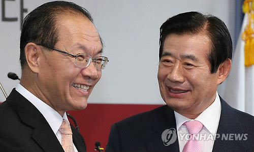 ▲ 김대중(DJ) 전 대통령의 비서실장을 지낸 한광옥 전 민주당 상임고문이 5일 여의도 새누리당 당사에서 박근혜 대선 캠프 공식합류 기자회견을 마치고 나서 황우여 대표의 환영을 받고 있다.  ⓒ 연합뉴스