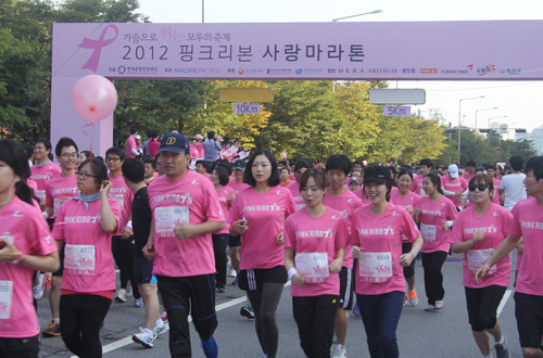 ▲ ⓒ핑크리본 사랑마라톤대회 10km 참가자들이 출발선을 나서고 있다.