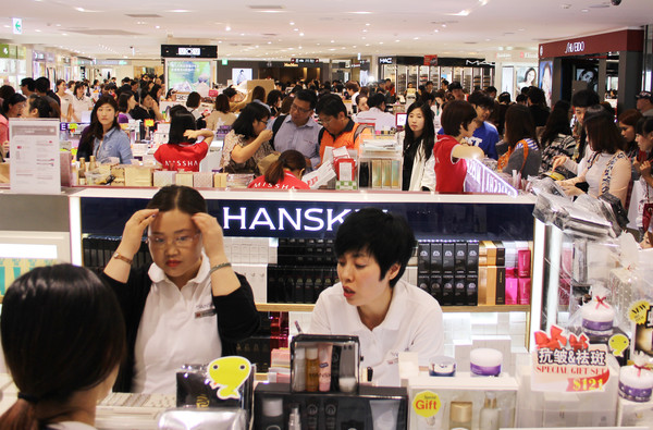 ▲ ⓒ롯데백화점 본점 면세점의 한국화장품 상점은 중국관광객들로 북적인다.