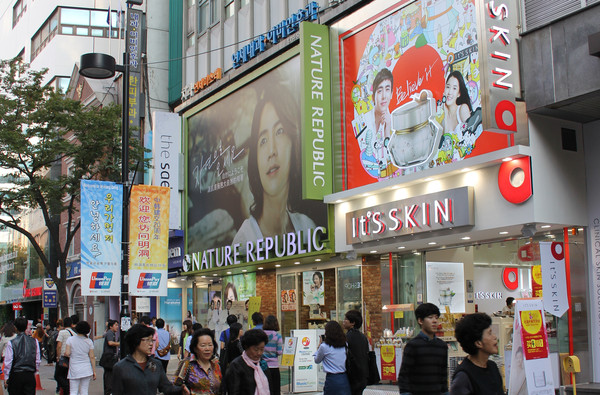 ▲ 명동 거리의 화장품 상점 밀집지역