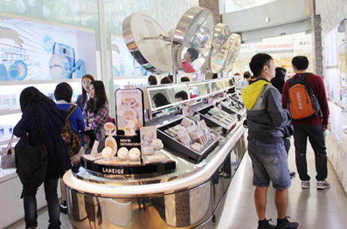 ▲ ⓒ명동 중심가의 라네즈 스타 매장