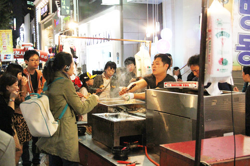 ▲ 낮과는 다른 분위기의 명동 밤 거리