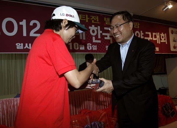 ▲ ⓒ왼쪽부터 LG옵티머스팀 김미희 선수, LG전자 경영지원부문장인 이영하 사장.