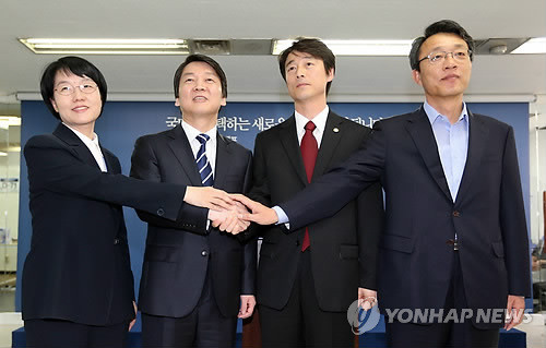 ▲ 민주통합당 송호창 의원이 9일 민주당을 탈당하고 무소속 안철수 대선 후보 캠프에 합류했다. 안 후보와 송호창 의원이 이날 공평동 안 후보 선거캠프에서 기자회견을 갖기에 앞서 박선숙, 김성식 공동선대본부장과 함께 포즈를 취하고 있다. ⓒ 연합뉴스