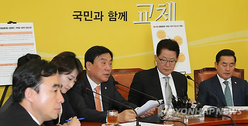 ▲ 민주당 문재인 후보 측 '민주캠프'의 박기춘 원내대책본부장이 10일 새누리당 염동열 의원이 강원랜드 이사진를 협박해 150억원을 강제 기부하게 했다는 의혹을 제기하고 있다. ⓒ연합뉴스