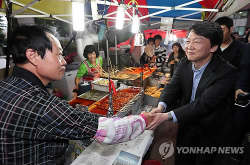 ▲ 무소속 안철수 대선 후보가 10일 오후 대전 중구 대흥동 으능정이 문화거리를 걸으며 상인들과 인사를 나누고 있다. 2012.10.10 ⓒ 연합뉴스