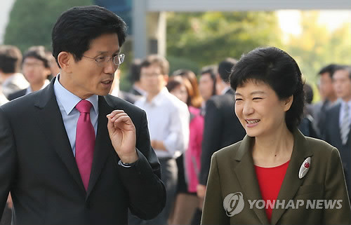 ▲ 새누리당 박근혜 대선 후보가 10일 오후 경기도청을 방문, 김문수 지사와 대화를 나누며 꿈나무안심학교로 걸어가고 있다. ⓒ 연합뉴스